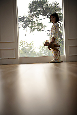 포토 JPG 전신 응시 여자 어린이 창문 실내 병원 한명 서기 들기 소녀 옆모습 곰인형 한국인 슬픔 질병 환자복 어린이사고 입원 소녀한명만 속상함 어린이병원 국내포토 1 시선 옷 감정 인형 뷰포인트 의학 모션 사람 동양인 내부 환자 사건 여자한명만 소녀만 파일형식