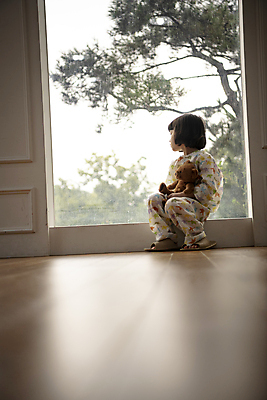 포토 JPG 전신 응시 여자 어린이 창문 안기 실내 병원 한명 앉기 소녀 옆모습 곰인형 한국인 슬픔 질병 환자복 어린이사고 입원 소녀한명만 어린이병원 국내포토 1 시선 옷 감정 인형 뷰포인트 의학 모션 사람 동양인 내부 환자 사건 여자한명만 소녀만 파일형식