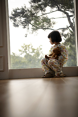 포토 JPG 전신 응시 여자 어린이 창문 안기 실내 병원 한명 앉기 소녀 앞모습 곰인형 한국인 슬픔 질병 환자복 어린이사고 입원 소녀한명만 속상함 어린이병원 국내포토 1 시선 옷 감정 인형 뷰포인트 의학 모션 사람 동양인 내부 환자 사건 여자한명만 소녀만 파일형식