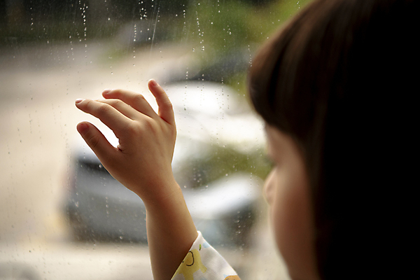 포토 JPG 응시 여자 얼굴 어린이 창문 실내 병원 한명 소녀 상반신 옆모습 아웃포커스 한국인 슬픔 비 질병 환자복 어린이사고 입원 손짚기 소녀한명만 속상함 어린이병원 국내포토 자연요소 1 시선 옷 감정 뷰포인트 의학 날씨 촬영기법 사람 동양인 손짓 내부 신체부위 환자 사건 여자한명만 소녀만 파일형식