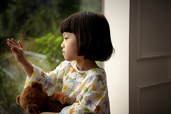 포토 JPG 응시 여자 어린이 창문 실내 병원 한명 들기 소녀 상반신 옆모습 곰인형 한국인 슬픔 질병 환자복 어린이사고 입원 손짚기 소녀한명만 속상함 어린이병원 국내포토 1 시선 옷 감정 인형 뷰포인트 의학 모션 사람 동양인 손짓 내부 환자 사건 여자한명만 소녀만 파일형식