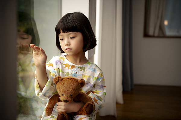 포토 JPG 응시 여자 어린이 창문 실내 병원 한명 소녀 상반신 앞모습 아웃포커스 반사 곰인형 한국인 슬픔 커튼 질병 환자복 어린이사고 입원 소녀한명만 속상함 어린이병원 국내포토 1 시선 옷 감정 인형 뷰포인트 의학 촬영기법 사람 동양인 내부 환자 사건 여자한명만 소녀만 파일형식