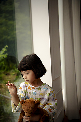 포토 JPG 응시 여자 어린이 창문 실내 병원 한명 들기 소녀 상반신 앞모습 반사 곰인형 한국인 슬픔 질병 환자복 어린이사고 입원 소녀한명만 속상함 어린이병원 국내포토 1 시선 옷 감정 인형 뷰포인트 의학 모션 사람 동양인 내부 환자 사건 여자한명만 소녀만 파일형식