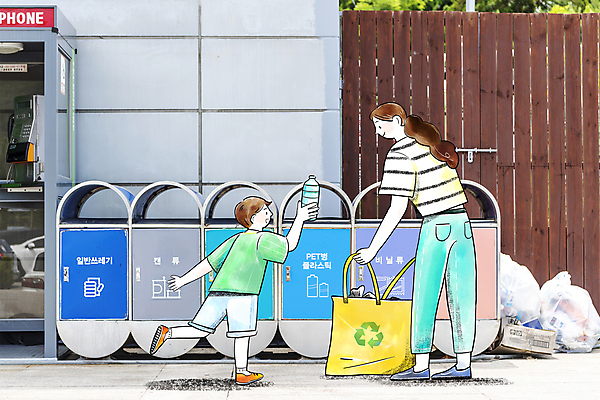 전신 PSD 편집이미지 여자 남자 아들 어린이 엄마 서기 들기 소년 성인 두명 자연보호 재활용 가르침 쓰레기 친환경 분리수거 페트병 분리수거함 에코백 분리수거장 재활용표시 이미지편집 모자관계 교육 가방 가족 모션 자연 표시 사람 환경 보호 에코 쓰레기장 수거함 병_담는 파일형식