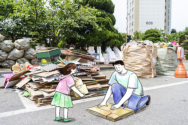 전신 PSD 편집이미지 여자 남자 딸 어린이 서기 들기 앉기 소녀 성인 두명 쌓기 자연보호 가르침 아빠 쓰레기 종이상자 친환경 분리수거 정리 아파트단지 부녀 분리수거장 이미지편집 교육 가족 모션 자연 아파트 사람 상자 환경 보호 쓰레기장 파일형식