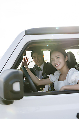 포토 JPG 주간 응시 여자 남자 여행 웨딩드레스 결혼 자동차 사랑 미소 정장 턱시도 상반신 20대 성인 야외 두명 옆모습 30대 제주도 운전 한국인 잡기 손인사 차안 신랑신부 자동차핸들 성인만 웨딩촬영 국내포토 자연요소 시선 드레스 옷 감정 신부_웨딩 육상교통 뷰포인트 신랑 모션 한국 표정 사람 동양인 이벤트 청년 장년 인사 핸들 기념사진 파일형식