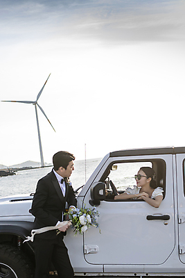 포토 JPG 주간 여자 남자 부케 여행 웨딩드레스 결혼 자동차 사랑 미소 들기 정장 턱시도 상반신 20대 성인 야외 두명 옆모습 30대 선글라스 제주도 마주보기 기댐 한국인 풍력에너지 차안 운전석 신랑신부 성인만 웨딩촬영 국내포토 자연요소 드레스 옷 감정 안경 신부_웨딩 육상교통 뷰포인트 꽃다발 신랑 모션 한국 표정 사람 동양인 이벤트 청년 장년 그린에너지 기념사진 파일형식