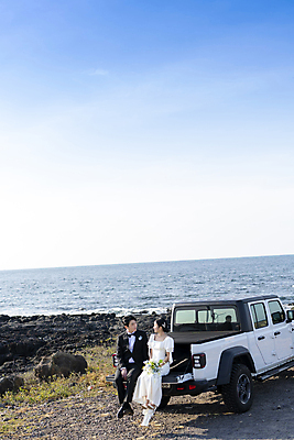 포토 JPG 주간 전신 여자 남자 바다 부케 여행 웨딩드레스 결혼 자동차 하늘 사랑 들기 정장 턱시도 20대 성인 야외 두명 앞모습 30대 제주도 마주보기 한국인 걸터앉기 신랑신부 자동차트렁크 성인만 웨딩촬영 국내포토 자연요소 드레스 옷 감정 신부_웨딩 육상교통 뷰포인트 꽃다발 신랑 모션 한국 사람 앉기 동양인 이벤트 청년 장년 기념사진 파일형식
