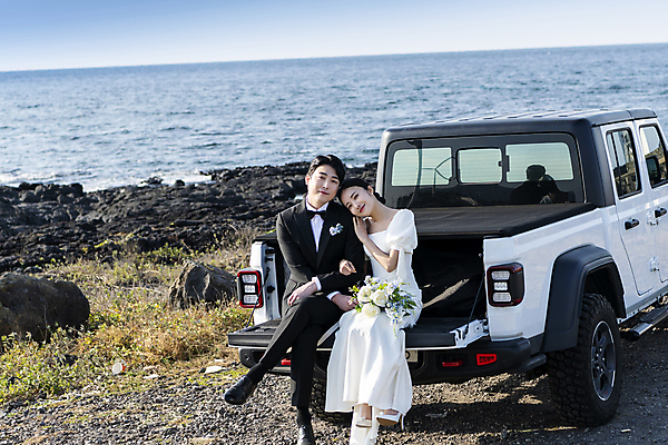 포토 JPG 주간 전신 응시 여자 남자 바다 부케 여행 웨딩드레스 결혼 자동차 사랑 미소 들기 앉기 정장 턱시도 20대 성인 야외 두명 앞모습 30대 제주도 기댐 한국인 다리꼬기 걸터앉기 신랑신부 자동차트렁크 성인만 웨딩촬영 국내포토 자연요소 시선 드레스 옷 감정 신부_웨딩 육상교통 뷰포인트 꽃다발 신랑 모션 한국 표정 사람 동양인 이벤트 청년 장년 기념사진 파일형식