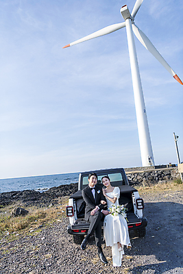 포토 JPG 주간 전신 응시 여자 남자 바다 부케 여행 웨딩드레스 결혼 자동차 하늘 사랑 미소 들기 정장 턱시도 20대 성인 야외 두명 앞모습 30대 제주도 한국인 다리꼬기 풍력에너지 걸터앉기 신랑신부 자동차트렁크 성인만 웨딩촬영 국내포토 자연요소 시선 드레스 옷 감정 신부_웨딩 육상교통 뷰포인트 꽃다발 신랑 모션 한국 표정 사람 앉기 동양인 이벤트 청년 장년 그린에너지 기념사진 파일형식