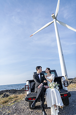 포토 JPG 주간 전신 구름 여자 남자 바다 부케 여행 웨딩드레스 결혼 자동차 하늘 사랑 미소 들기 앉기 정장 턱시도 20대 성인 야외 두명 앞모습 30대 제주도 마주보기 한국인 다리꼬기 풍력에너지 걸터앉기 신랑신부 자동차트렁크 성인만 웨딩촬영 국내포토 자연요소 드레스 옷 감정 신부_웨딩 육상교통 뷰포인트 꽃다발 신랑 모션 한국 표정 사람 동양인 이벤트 청년 장년 그린에너지 기념사진 파일형식