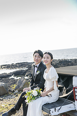 포토 JPG 주간 전신 응시 여자 남자 바다 부케 여행 웨딩드레스 결혼 자동차 사랑 미소 들기 정장 턱시도 상반신 20대 성인 야외 두명 옆모습 30대 제주도 한국인 다리꼬기 걸터앉기 신랑신부 자동차트렁크 성인만 웨딩촬영 국내포토 자연요소 시선 드레스 옷 감정 신부_웨딩 육상교통 뷰포인트 꽃다발 신랑 모션 한국 표정 사람 앉기 동양인 이벤트 청년 장년 기념사진 파일형식