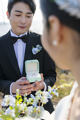 포토 JPG 주간 응시 여자 남자 부케 웨딩드레스 결혼 프로포즈 사랑 미소 들기 정장 턱시도 상반신 20대 성인 야외 두명 앞모습 옆모습 30대 제주도 한국인 소프트포커스 결혼반지 반지케이스 신랑신부 성인만 웨딩촬영 국내포토 자연요소 시선 드레스 옷 감정 신부_웨딩 뷰포인트 꽃다발 신랑 모션 한국 촬영기법 표정 사람 동양인 이벤트 청년 장년 반지 보관함 기념사진 파일형식