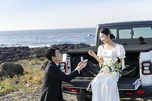 포토 JPG 주간 응시 여자 남자 바다 부케 웨딩드레스 결혼 프로포즈 자동차 사랑 미소 들기 앉기 정장 턱시도 상반신 20대 성인 야외 두명 앞모습 옆모습 30대 제주도 손들기 한국인 무릎꿇기 결혼반지 반지케이스 신랑신부 자동차트렁크 성인만 웨딩촬영 국내포토 자연요소 시선 드레스 옷 감정 신부_웨딩 육상교통 뷰포인트 꽃다발 신랑 모션 한국 표정 사람 동양인 이벤트 청년 장년 반지 보관함 기념사진 파일형식