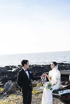 포토 JPG 주간 여자 남자 바다 부케 웨딩드레스 결혼 프로포즈 자동차 사랑 서기 미소 들기 앉기 정장 턱시도 상반신 20대 성인 야외 두명 옆모습 30대 제주도 마주보기 손잡기 한국인 뒷짐 신랑신부 자동차트렁크 성인만 웨딩촬영 국내포토 자연요소 드레스 옷 감정 신부_웨딩 육상교통 뷰포인트 꽃다발 신랑 모션 한국 표정 사람 동양인 이벤트 청년 장년 기념사진 파일형식