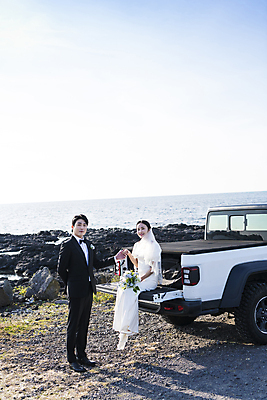 포토 JPG 주간 전신 응시 여자 남자 바다 부케 웨딩드레스 결혼 프로포즈 자동차 하늘 사랑 서기 미소 들기 앉기 정장 턱시도 20대 성인 야외 두명 옆모습 30대 제주도 손잡기 한국인 신랑신부 성인만 웨딩촬영 국내포토 자연요소 시선 드레스 옷 감정 신부_웨딩 육상교통 뷰포인트 꽃다발 신랑 모션 한국 표정 사람 동양인 이벤트 청년 장년 기념사진 파일형식