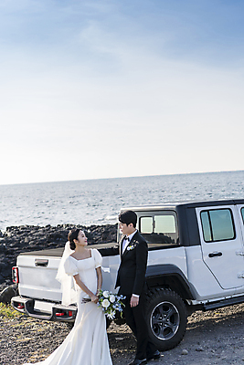 포토 JPG 주간 전신 여자 남자 바다 부케 웨딩드레스 결혼 자동차 하늘 사랑 미소 들기 정장 턱시도 상반신 20대 성인 야외 두명 앞모습 옆모습 30대 제주도 마주보기 기댐 한국인 신랑신부 성인만 웨딩촬영 국내포토 자연요소 드레스 옷 감정 신부_웨딩 육상교통 뷰포인트 꽃다발 신랑 모션 한국 표정 사람 동양인 이벤트 청년 장년 기념사진 파일형식