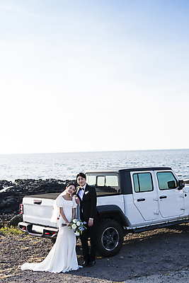 포토 JPG 주간 전신 응시 여자 남자 부케 웨딩드레스 결혼 자동차 사랑 서기 미소 들기 정장 턱시도 20대 성인 야외 두명 앞모습 옆모습 30대 제주도 기댐 한국인 신랑신부 성인만 어깨에손 웨딩촬영 국내포토 자연요소 시선 드레스 옷 감정 신부_웨딩 육상교통 뷰포인트 꽃다발 신랑 모션 한국 표정 사람 동양인 이벤트 청년 장년 기념사진 파일형식