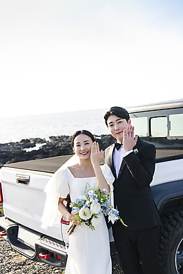 포토 JPG 주간 응시 여자 남자 바다 부케 웨딩드레스 결혼 자동차 사랑 미소 들기 정장 턱시도 상반신 20대 성인 야외 두명 앞모습 30대 제주도 한국인 결혼반지 보여주기 신랑신부 성인만 웨딩촬영 국내포토 자연요소 시선 드레스 옷 감정 신부_웨딩 육상교통 뷰포인트 꽃다발 신랑 모션 한국 표정 사람 동양인 이벤트 청년 장년 반지 기념사진 파일형식