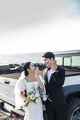 포토 JPG 주간 여자 남자 바다 웨딩드레스 결혼 자동차 하늘 사랑 서기 미소 정장 턱시도 상반신 20대 성인 야외 두명 앞모습 30대 제주도 마주보기 한국인 결혼반지 보여주기 신랑신부 성인만 웨딩촬영 국내포토 자연요소 드레스 옷 감정 신부_웨딩 육상교통 뷰포인트 신랑 모션 한국 표정 사람 동양인 이벤트 청년 장년 반지 기념사진 파일형식