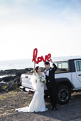 포토 JPG 주간 전신 여자 남자 바다 부케 웨딩드레스 결혼 자동차 하늘 사랑 서기 미소 들기 정장 턱시도 20대 성인 야외 두명 앞모습 30대 제주도 마주보기 한국인 머리위 풍선 신랑신부 성인만 웨딩촬영 국내포토 자연요소 드레스 옷 감정 신부_웨딩 육상교통 뷰포인트 꽃다발 신랑 모션 한국 표정 사람 동양인 이벤트 청년 장년 기념사진 파일형식
