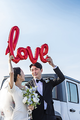 포토 JPG 주간 여자 남자 부케 웨딩드레스 결혼 자동차 하늘 사랑 미소 들기 정장 턱시도 상반신 20대 성인 야외 두명 앞모습 옆모습 30대 제주도 마주보기 한국인 머리위 풍선 신랑신부 성인만 웨딩촬영 국내포토 자연요소 드레스 옷 감정 신부_웨딩 육상교통 뷰포인트 꽃다발 신랑 모션 한국 표정 사람 동양인 이벤트 청년 장년 기념사진 파일형식