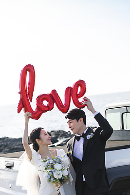 포토 JPG 주간 여자 남자 부케 웨딩드레스 결혼 자동차 사랑 미소 들기 정장 턱시도 상반신 20대 성인 야외 두명 앞모습 30대 제주도 마주보기 한국인 머리위 풍선 신랑신부 성인만 수평선 웨딩촬영 국내포토 자연요소 드레스 옷 감정 신부_웨딩 육상교통 뷰포인트 꽃다발 신랑 모션 한국 표정 사람 동양인 이벤트 청년 장년 기념사진 파일형식