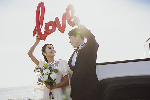 포토 JPG 주간 여자 남자 부케 웨딩드레스 결혼 자동차 사랑 미소 들기 정장 턱시도 상반신 20대 성인 야외 두명 앞모습 옆모습 30대 햇빛 제주도 마주보기 한국인 머리위 풍선 신랑신부 성인만 웨딩촬영 국내포토 자연요소 드레스 옷 감정 신부_웨딩 육상교통 뷰포인트 꽃다발 신랑 모션 한국 표정 사람 동양인 이벤트 청년 장년 태양 기념사진 파일형식