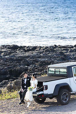 포토 JPG 주간 전신 여자 남자 바다 부케 여행 웨딩드레스 결혼 자동차 사랑 미소 들기 앉기 정장 턱시도 20대 성인 야외 두명 옆모습 30대 제주도 마주보기 한국인 바위 신랑신부 자동차트렁크 성인만 웨딩촬영 국내포토 자연요소 드레스 옷 감정 신부_웨딩 육상교통 뷰포인트 꽃다발 신랑 모션 한국 표정 사람 동양인 이벤트 청년 장년 돌_바위 기념사진 파일형식