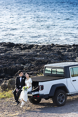 포토 JPG 주간 전신 응시 여자 남자 바다 여행 웨딩드레스 결혼 자동차 사랑 미소 앉기 정장 턱시도 20대 성인 야외 두명 옆모습 30대 제주도 한국인 바위 신랑신부 자동차트렁크 성인만 웨딩촬영 국내포토 자연요소 시선 드레스 옷 감정 신부_웨딩 육상교통 뷰포인트 신랑 모션 한국 표정 사람 동양인 이벤트 청년 장년 돌_바위 기념사진 파일형식