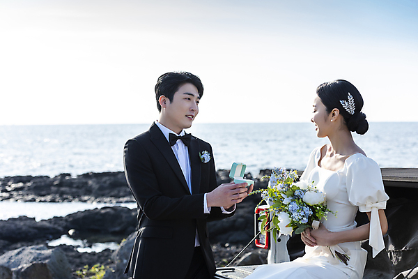 포토 JPG 주간 응시 여자 남자 바다 부케 웨딩드레스 결혼 프로포즈 사랑 미소 들기 앉기 정장 턱시도 상반신 20대 성인 야외 두명 옆모습 30대 제주도 한국인 결혼반지 반지케이스 신랑신부 자동차트렁크 성인만 수평선 웨딩촬영 국내포토 자연요소 시선 드레스 옷 감정 신부_웨딩 뷰포인트 꽃다발 신랑 모션 자동차 한국 표정 사람 동양인 이벤트 청년 장년 반지 보관함 기념사진 파일형식