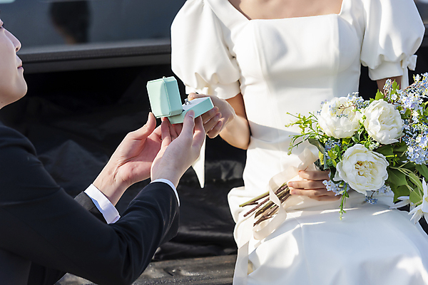 포토 JPG 주간 응시 여자 남자 부케 웨딩드레스 결혼 프로포즈 사랑 미소 들기 앉기 정장 턱시도 상반신 20대 성인 야외 두명 앞모습 옆모습 30대 제주도 한국인 결혼반지 반지케이스 신랑신부 성인만 웨딩촬영 국내포토 자연요소 시선 드레스 옷 감정 신부_웨딩 뷰포인트 꽃다발 신랑 모션 한국 표정 사람 동양인 이벤트 청년 장년 반지 보관함 기념사진 파일형식