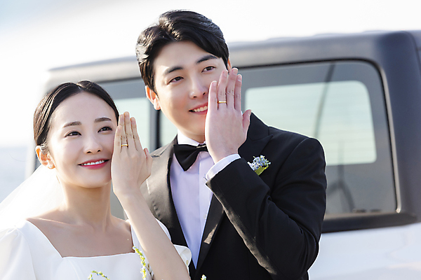 포토 JPG 주간 응시 여자 남자 웨딩드레스 결혼 자동차 사랑 미소 정장 턱시도 상반신 20대 성인 야외 두명 앞모습 30대 제주도 한국인 결혼반지 보여주기 신랑신부 성인만 웨딩촬영 국내포토 자연요소 시선 드레스 옷 감정 신부_웨딩 육상교통 뷰포인트 신랑 모션 한국 표정 사람 동양인 이벤트 청년 장년 반지 기념사진 파일형식