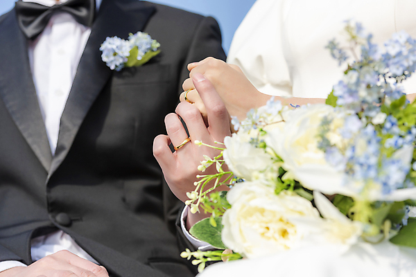 포토 JPG 주간 여자 남자 부케 웨딩드레스 결혼 사랑 정장 턱시도 상반신 20대 성인 야외 두명 앞모습 30대 제주도 손잡기 한국인 결혼반지 신랑신부 성인만 웨딩촬영 국내포토 자연요소 드레스 옷 감정 신부_웨딩 뷰포인트 꽃다발 신랑 모션 한국 사람 동양인 이벤트 청년 장년 반지 기념사진 파일형식