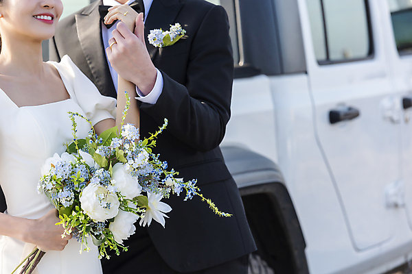 포토 JPG 주간 여자 남자 부케 웨딩드레스 결혼 자동차 사랑 미소 들기 정장 턱시도 상반신 20대 성인 야외 두명 앞모습 옆모습 30대 제주도 손잡기 한국인 결혼반지 신랑신부 성인만 웨딩촬영 국내포토 자연요소 드레스 옷 감정 신부_웨딩 육상교통 뷰포인트 꽃다발 신랑 모션 한국 표정 사람 동양인 이벤트 청년 장년 반지 기념사진 파일형식