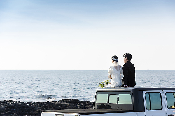 포토 JPG 주간 응시 여자 남자 바다 부케 여행 웨딩드레스 결혼 자동차 하늘 사랑 들기 앉기 정장 턱시도 상반신 20대 성인 야외 두명 뒷모습 30대 제주도 한국인 신랑신부 성인만 수평선 웨딩촬영 국내포토 자연요소 시선 드레스 옷 감정 신부_웨딩 육상교통 뷰포인트 꽃다발 신랑 모션 한국 사람 동양인 이벤트 청년 장년 기념사진 파일형식