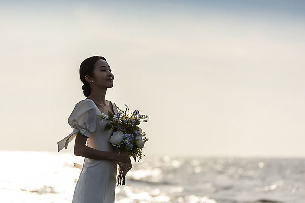 포토 JPG 주간 응시 여자 신부 바다 부케 웨딩드레스 결혼 한명 미소 들기 상반신 20대 성인 야외 옆모습 아웃포커스 제주도 한국인 성인여자한명만 수평선 웨딩촬영 국내포토 자연요소 1 시선 드레스 뷰포인트 꽃다발 모션 한국 촬영기법 표정 사람 동양인 이벤트 청년 기념사진 여자한명만 성인여자만 파일형식