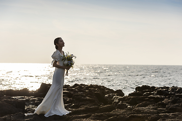 포토 JPG 주간 전신 응시 여자 신부 바다 부케 웨딩드레스 결혼 한명 서기 미소 들기 20대 성인 야외 옆모습 제주도 한국인 바위 성인여자한명만 수평선 웨딩촬영 국내포토 자연요소 1 시선 드레스 뷰포인트 꽃다발 모션 한국 표정 사람 동양인 이벤트 청년 돌_바위 기념사진 여자한명만 성인여자만 파일형식