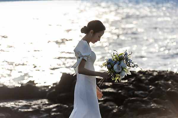포토 JPG 주간 여자 신부 바다 부케 웨딩드레스 결혼 고개숙이기 한명 미소 들기 상반신 20대 성인 해변 야외 옆모습 아웃포커스 햇빛 제주도 한국인 바위 성인여자한명만 웨딩촬영 국내포토 자연요소 1 드레스 뷰포인트 꽃다발 모션 한국 촬영기법 표정 숙이기 사람 동양인 이벤트 청년 태양 돌_바위 기념사진 여자한명만 성인여자만 파일형식
