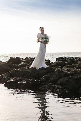 포토 JPG 주간 전신 응시 여자 신부 바다 부케 웨딩드레스 결혼 한명 서기 미소 들기 20대 성인 해변 야외 앞모습 옆모습 제주도 한국인 바위 성인여자한명만 웨딩촬영 국내포토 자연요소 1 시선 드레스 뷰포인트 꽃다발 모션 한국 표정 사람 동양인 이벤트 청년 돌_바위 기념사진 여자한명만 성인여자만 파일형식