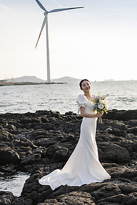 포토 JPG 주간 전신 응시 여자 신부 바다 부케 웨딩드레스 결혼 하늘 한명 서기 미소 들기 20대 성인 해변 야외 앞모습 옆모습 제주도 한국인 바위 풍력에너지 성인여자한명만 수평선 웨딩촬영 국내포토 자연요소 1 시선 드레스 뷰포인트 꽃다발 모션 한국 표정 사람 동양인 이벤트 청년 돌_바위 그린에너지 기념사진 여자한명만 성인여자만 파일형식