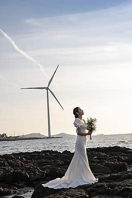 포토 JPG 주간 전신 여자 신부 바다 부케 웨딩드레스 결혼 하늘 한명 서기 미소 들기 20대 성인 해변 야외 옆모습 제주도 눈감음 한국인 올려보기 풍력에너지 성인여자한명만 웨딩촬영 국내포토 자연요소 1 드레스 뷰포인트 꽃다발 모션 한국 표정 사람 동양인 이벤트 청년 그린에너지 기념사진 여자한명만 성인여자만 파일형식