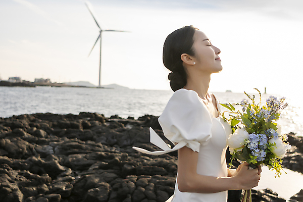 포토 JPG 주간 여자 신부 바다 부케 웨딩드레스 결혼 한명 미소 들기 상반신 20대 성인 해변 야외 옆모습 아웃포커스 제주도 눈감음 한국인 올려보기 풍력에너지 성인여자한명만 수평선 웨딩촬영 국내포토 자연요소 1 드레스 뷰포인트 꽃다발 모션 한국 촬영기법 표정 사람 동양인 이벤트 청년 그린에너지 기념사진 여자한명만 성인여자만 파일형식