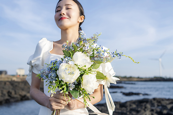 포토 JPG 주간 여자 신부 부케 웨딩드레스 결혼 하늘 한명 미소 들기 상반신 20대 성인 야외 앞모습 아웃포커스 제주도 눈감음 한국인 성인여자한명만 웨딩촬영 국내포토 자연요소 1 드레스 뷰포인트 꽃다발 모션 한국 촬영기법 표정 사람 동양인 이벤트 청년 기념사진 여자한명만 성인여자만 파일형식
