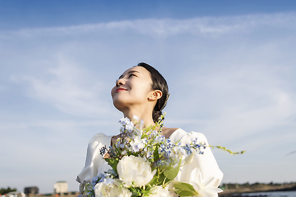 포토 JPG 주간 구름 여자 신부 부케 웨딩드레스 결혼 하늘 한명 미소 상반신 20대 성인 야외 앞모습 옆모습 제주도 한국인 올려보기 성인여자한명만 웨딩촬영 국내포토 자연요소 1 드레스 뷰포인트 꽃다발 모션 한국 표정 사람 동양인 이벤트 청년 기념사진 여자한명만 성인여자만 파일형식