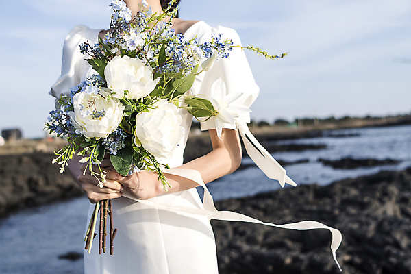 포토 JPG 주간 여자 신부 바다 부케 웨딩드레스 결혼 한명 들기 상반신 20대 성인 해변 야외 앞모습 아웃포커스 제주도 한국인 성인여자한명만 웨딩촬영 국내포토 자연요소 1 드레스 뷰포인트 꽃다발 모션 한국 촬영기법 사람 동양인 이벤트 청년 기념사진 여자한명만 성인여자만 파일형식