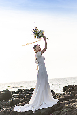 포토 JPG 주간 전신 응시 여자 신부 바다 부케 웨딩드레스 결혼 하늘 한명 미소 들기 20대 성인 해변 야외 옆모습 뒷모습 제주도 손들기 한국인 바위 성인여자한명만 웨딩촬영 국내포토 자연요소 1 시선 드레스 뷰포인트 꽃다발 모션 한국 표정 사람 동양인 이벤트 청년 돌_바위 기념사진 여자한명만 성인여자만 파일형식