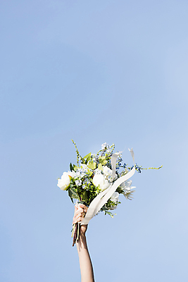 포토 JPG 주간 손 부케 결혼 하늘 들기 야외 신체부위 제주도 웨딩촬영 국내포토 자연요소 꽃다발 모션 한국 사람 이벤트 기념사진 파일형식