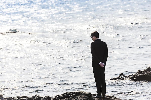 포토 JPG 주간 전신 남자 바다 신랑 결혼 생각 한명 서기 정장 턱시도 성인 야외 뒷모습 30대 제주도 한국인 바위 고민 뒷짐 성인남자한명만 웨딩촬영 국내포토 자연요소 1 옷 감정 뷰포인트 모션 한국 사람 동양인 이벤트 장년 돌_바위 기념사진 남자한명만 성인남자만 파일형식