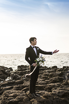 포토 JPG 주간 전신 응시 남자 바다 부케 신랑 결혼 하늘 한명 들기 정장 턱시도 성인 해변 야외 옆모습 30대 제주도 한국인 바위 손내밀기 성인남자한명만 수평선 웨딩촬영 국내포토 자연요소 1 시선 옷 뷰포인트 꽃다발 모션 한국 사람 동양인 손짓 이벤트 장년 돌_바위 기념사진 남자한명만 성인남자만 파일형식